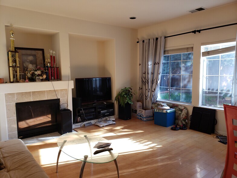 Building Photo - 41077 Pementel Ct