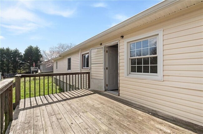 Building Photo - 173 Winndale Rd