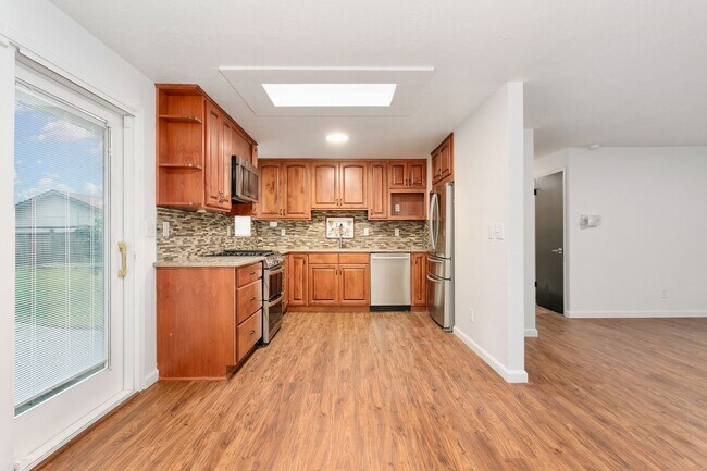 Building Photo - Remodeled Tacoma Duplex with Solar Panels & Fenced Yard **$500 OFF FIRST MONTHS RENT**