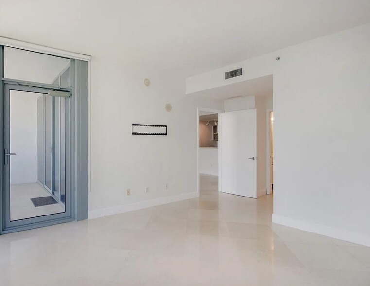 Building Photo - 601 NE 36th St