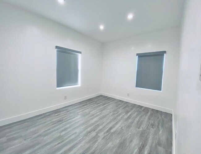 Building Photo - 627 Brittania St