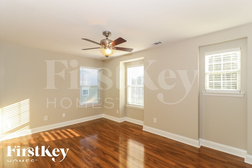 Building Photo - 422 Howell Crossing