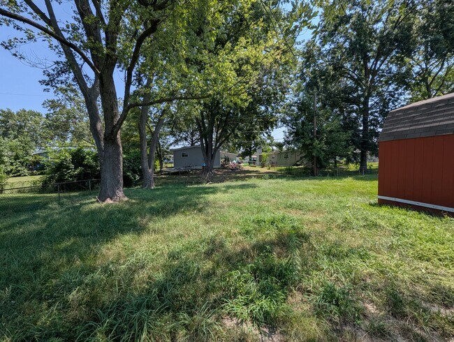 Building Photo - Sunlit Spaces in Florissant - Section 8 Fr...