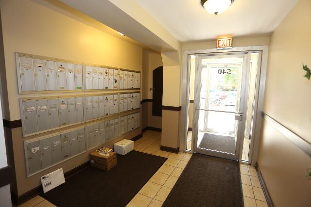 Building Photo - 544 W Wellington Ave