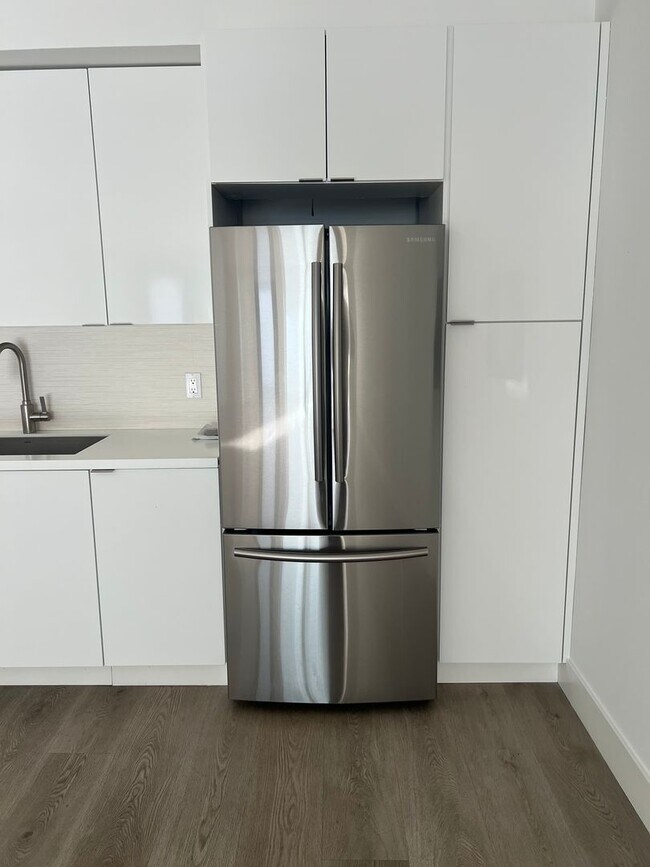 Building Photo - Modern Studio - Available NOW