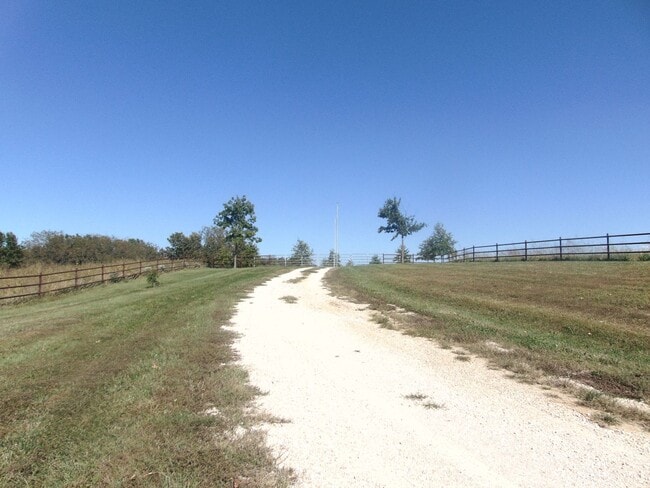 Building Photo - Majestic 3 Bed Mid MO Ranch!