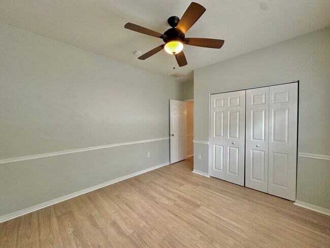 Building Photo - Spacious 4-Bedroom Gem in Sought-After Bro...