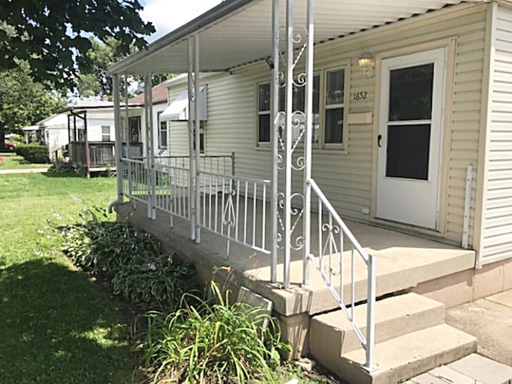Front porch - 1652 Humphrey Ave