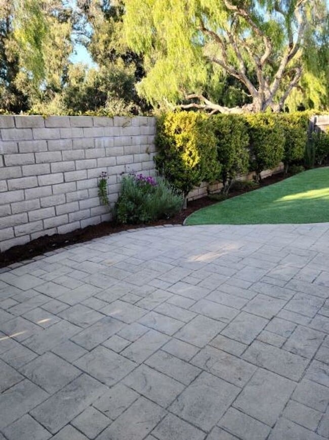 Building Photo - 3 Bedroom plus den in Goleta