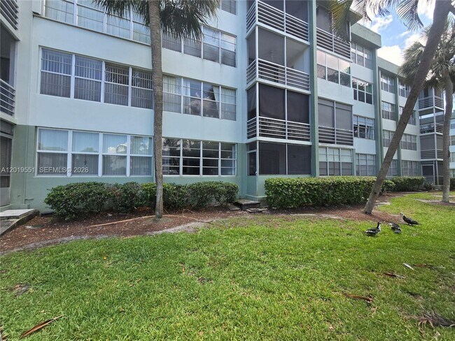 Building Photo - 2761 Taft St