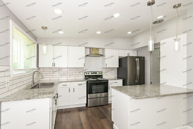 Building Photo - 820 St Anthony Ln