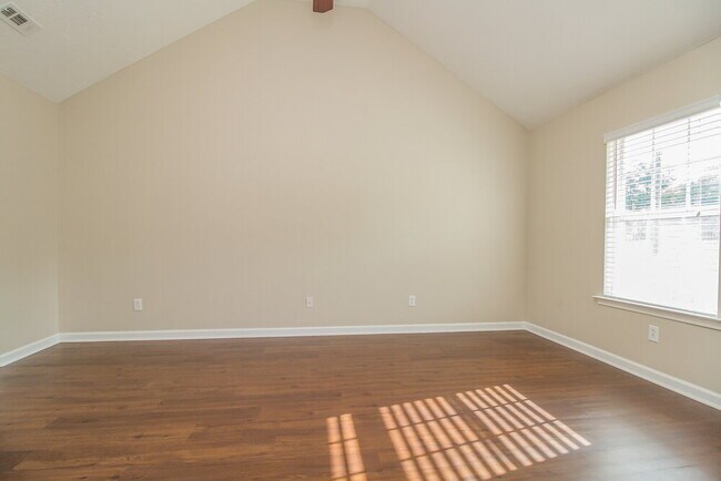 Building Photo - 2244 Rosecran Cir