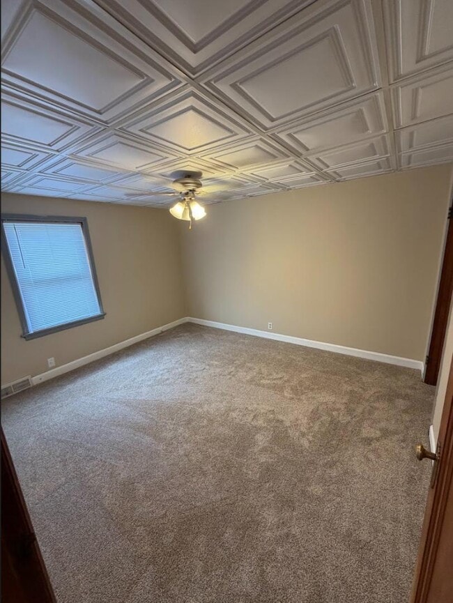 Building Photo - 116 W Maes Ave