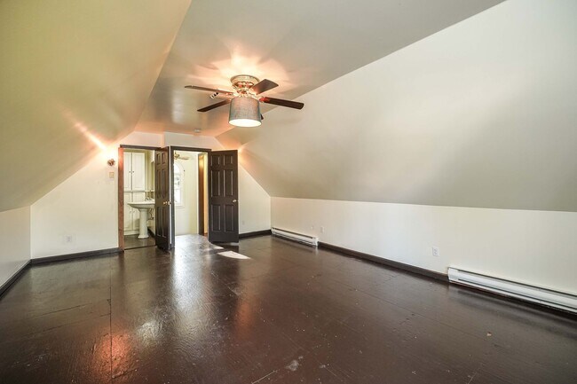 Building Photo - 2 Bedroom 1.5 Bath Farm House