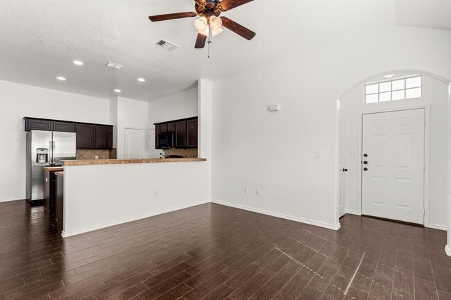 Building Photo - 586 Creekside Cir