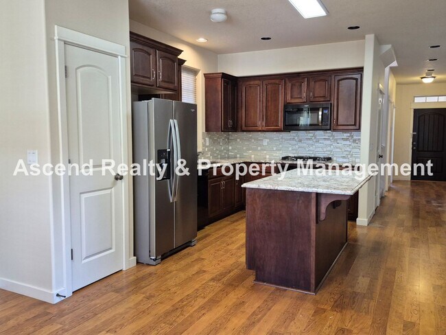 Building Photo - Available Immediately Minutes to Orenco Sh...