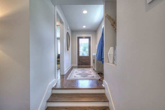 Building Photo - Luxurious 4BR Home Close to 12 South