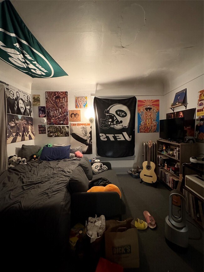 Building Photo - 121 Oak St