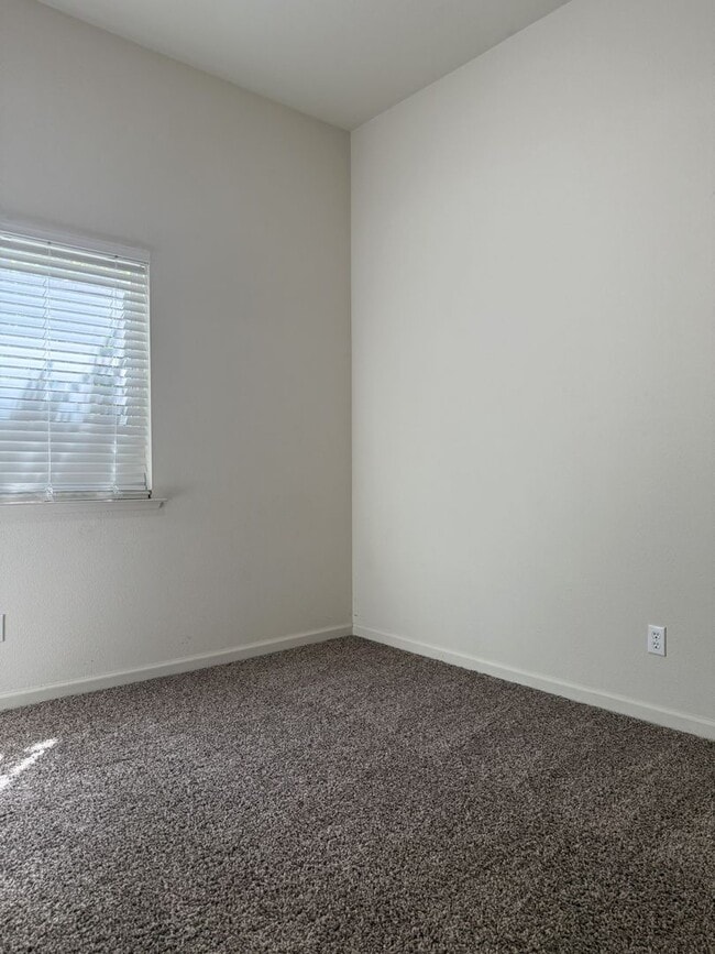 Building Photo - Available Now! Spacious home located in North Merced