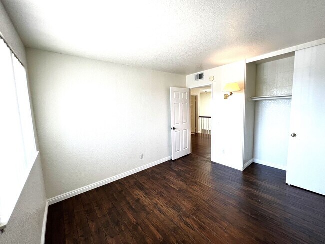 Building Photo - Beautiful 3 Bedrooms, 2.5 Bathrooms Single...