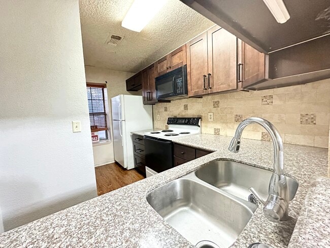 Building Photo - 734 W Collins St