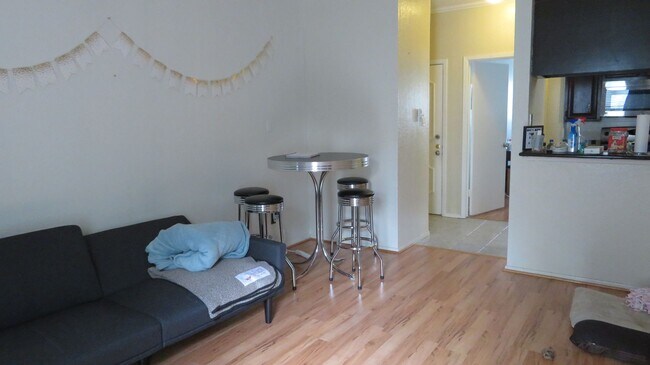 Building Photo - Beautiful 2 bed 1 bath condo 3 blocks from...