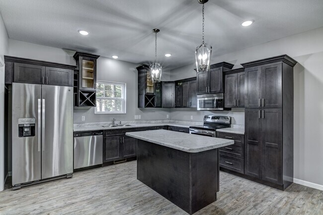 Building Photo - 4 bed, 2 bath