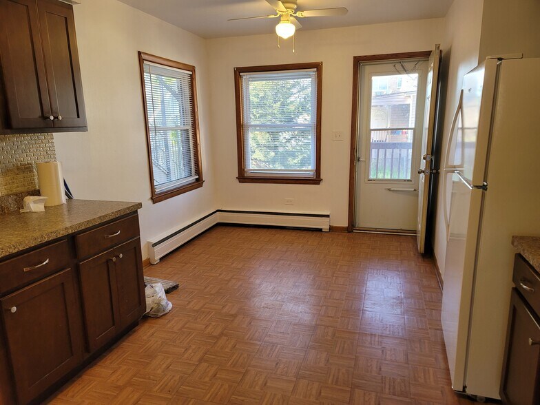 eating area, kitchen - 7226 W Belden Ave