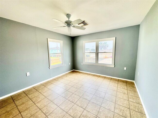 Building Photo - 6203 Heards Ln
