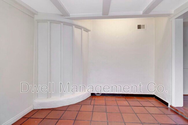 Building Photo - 8451 La Mesa Blvd