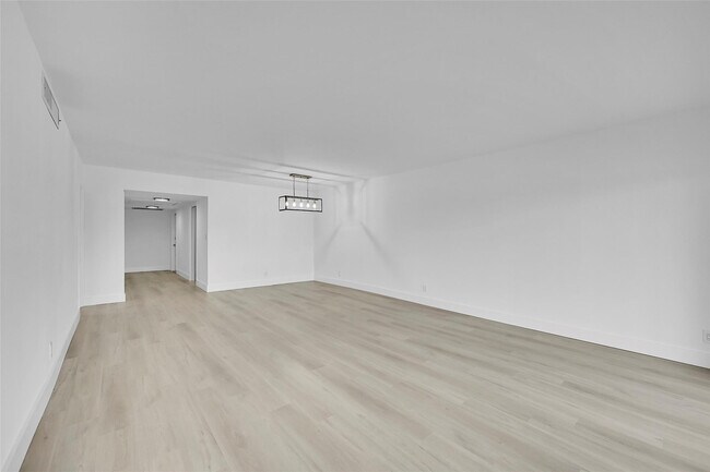 Building Photo - 2801 N Palm Aire Dr