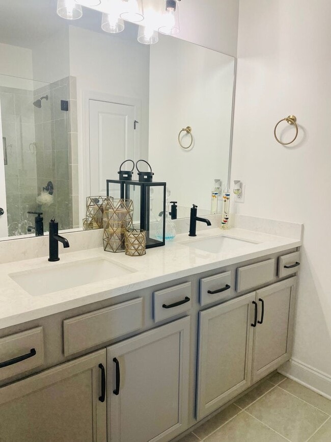 Building Photo - Beautiful 3bd/3.5ba Vinings Townhome with ...