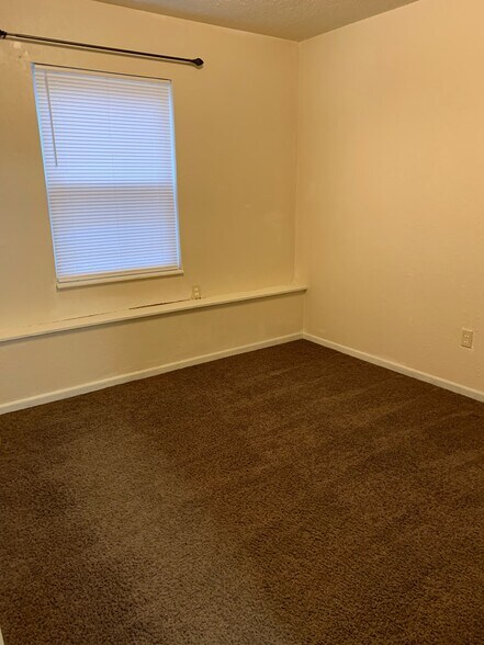 Building Photo - 1050 Plaza Ct N