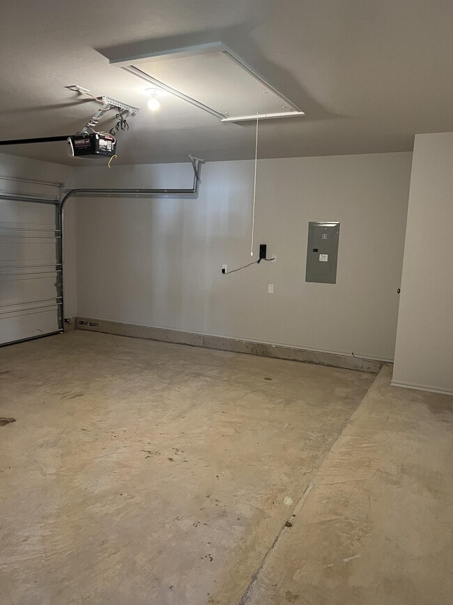 Building Photo - 1313 Sycamore Cir