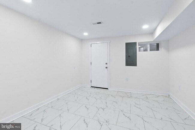 Building Photo - 530 E 38th St