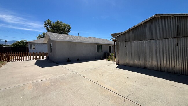 Building Photo - Desirable Two Bedroom, One Bathroom Home!