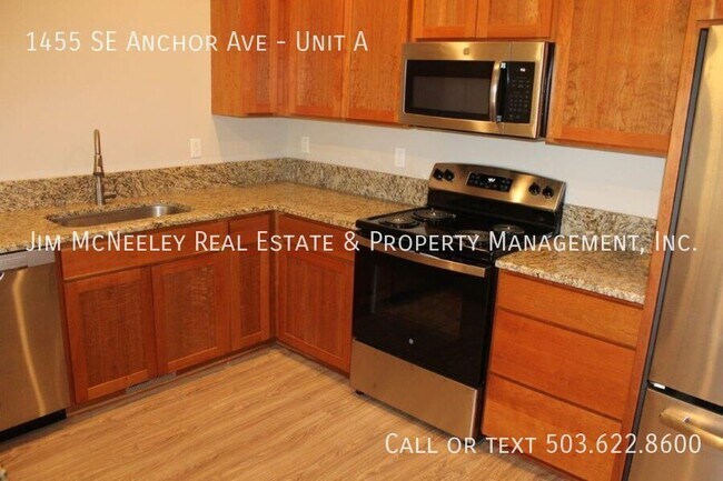 Building Photo - 3 Bed/ 2 Bath Duplex with One Car Garage