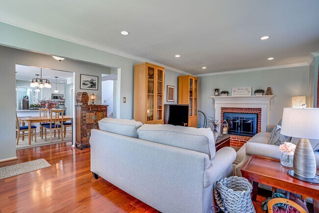 Building Photo - Gorgeous single-family home close to Belvo...