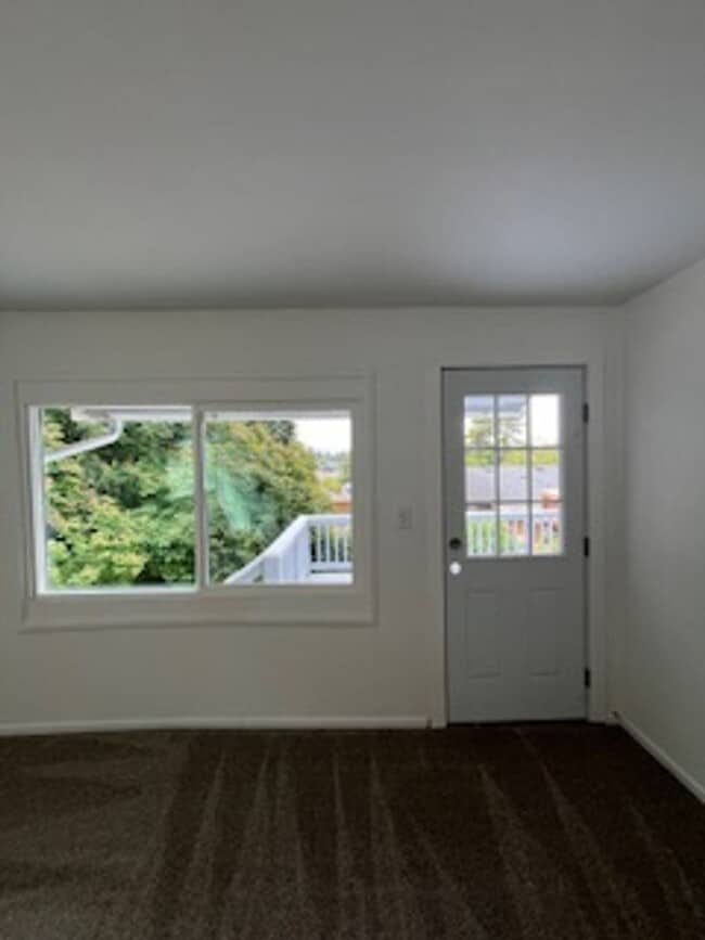 Building Photo - 215 Elm St