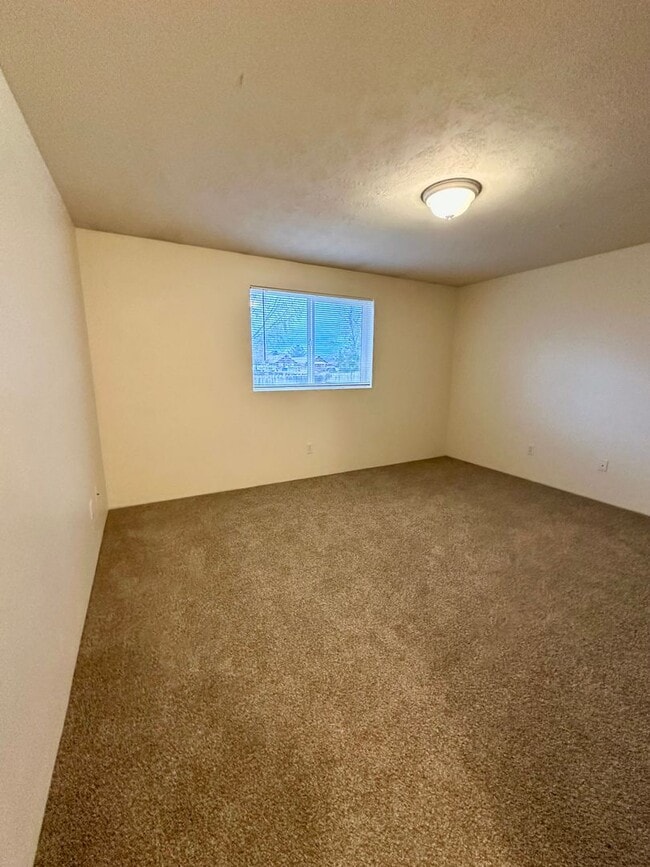 Building Photo - *** $800 OFF 1st Month *** Charming Duplex in Redmond, OR! 611 NE Larch!