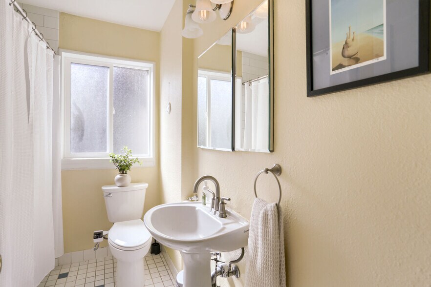 Building Photo - 3041 SW Flower Ter