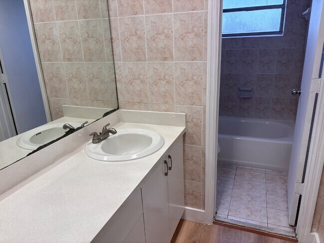 Building Photo - 305 W 68th St