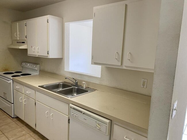 Building Photo - 1093 N Lion Cub Point