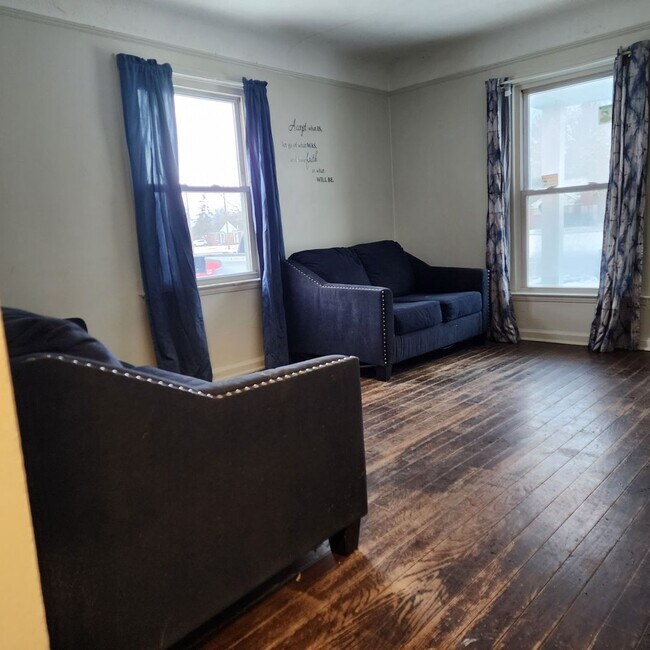 Building Photo - Detroit bungalow, available immediately