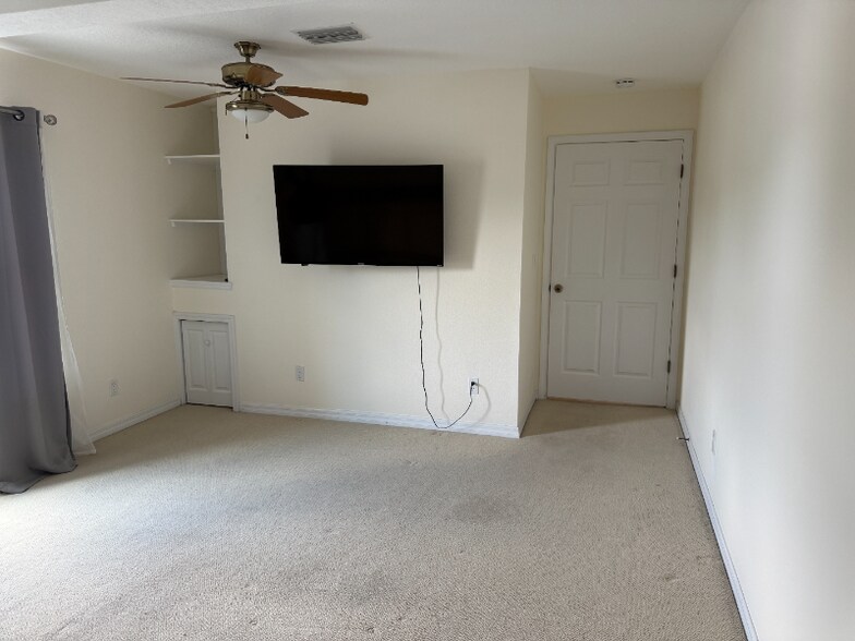 Building Photo - 8771 Bay Pointe Dr