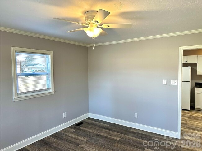 Building Photo - 2121 Charlotte Hwy