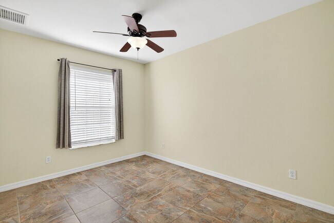 Building Photo - 2 Bedroom 2 bath Oversized Duplex with 2 Car Garage