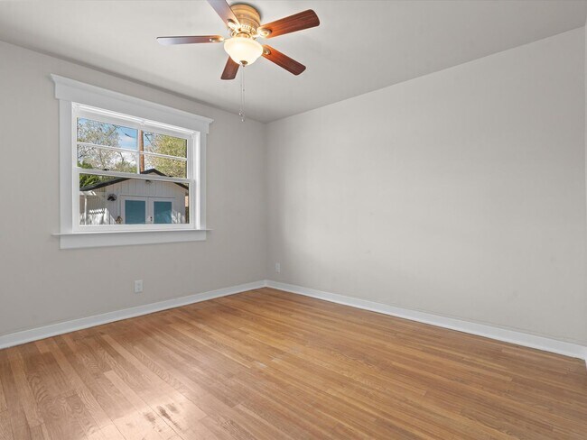 Building Photo - 2 bed, 1 bath with built in office near UNR