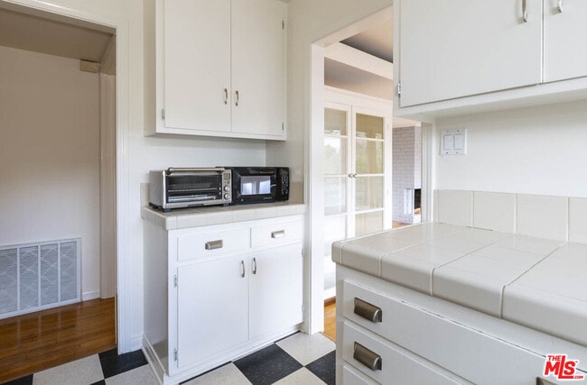 Building Photo - 2470 Zorada Dr