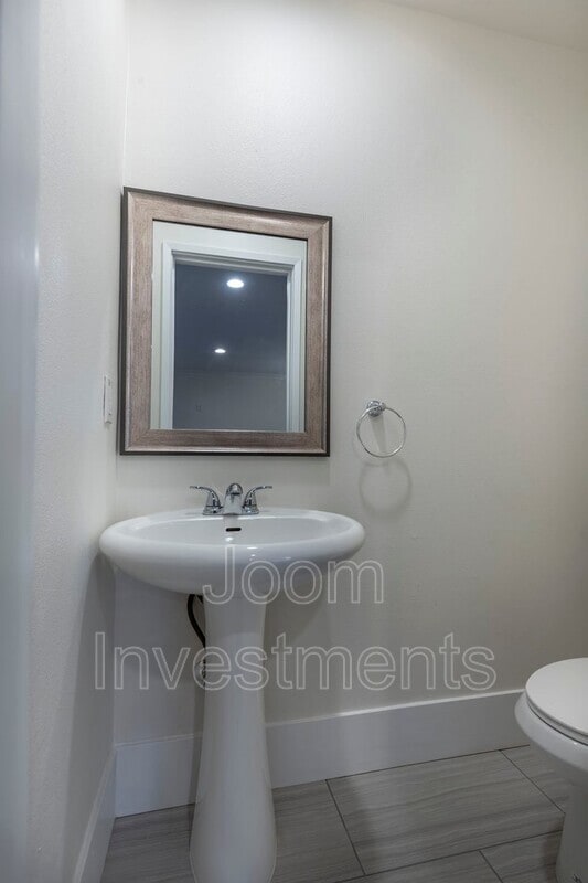 Building Photo - 912 N Stoneman Ave